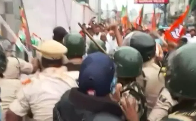Water Cannons, Batons Used Against Protesting BJP Workers In Patna - Sakshi