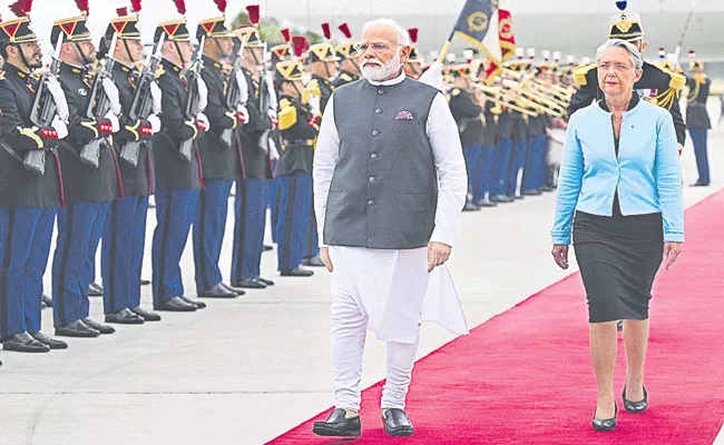France Rolls Out Red Carpet For PM Narendra Modi - Sakshi
