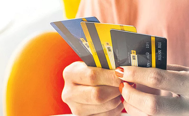Credit card spending hits record high at Rs 1. 4 lakh crore in May - Sakshi