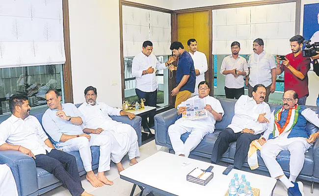 Congress Party Leaders Planning For Bus Yatra Telangana - Sakshi