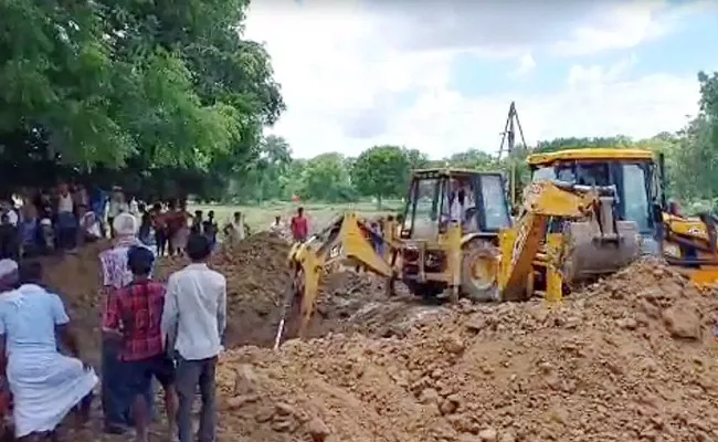 3 Year Old Falls Into Borewell In Bihar - Sakshi