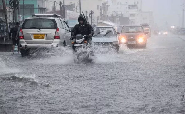 Heavy rain triggers floods, landslides in Gujarat - Sakshi