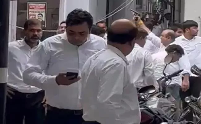 Video: Lawyers Fire In The Air After Quarrel At Delhi Tis Hazari Court - Sakshi