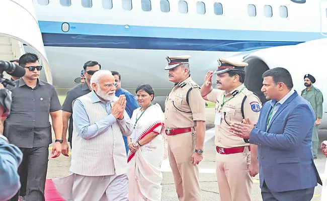 Telangana leaders Not Received PM Narendra Modi at Airport - Sakshi