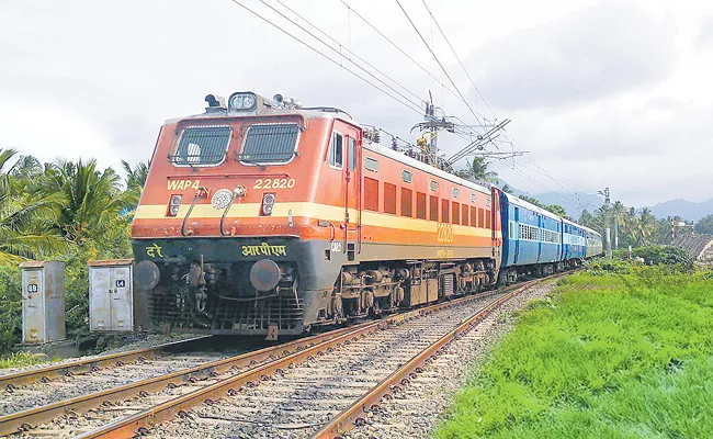 Limited onboard services in trains - Sakshi