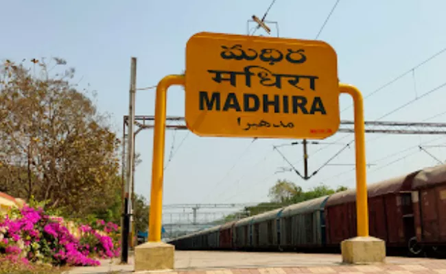 Whose Side Are The People Of Madhira Constituency On - Sakshi