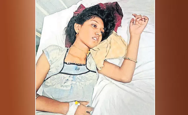 woman suicide attempt In Parvathipuram - Sakshi
