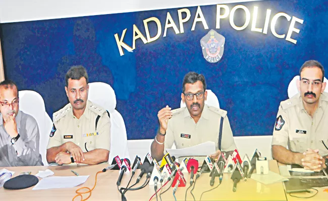 Police arrested five cyber criminals - Sakshi