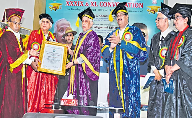 Governor at the ANU graduation ceremony - Sakshi