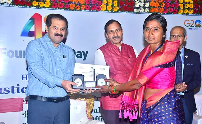 Malleswaram Received The Best Female Farmer Award In Vijayawada - Sakshi