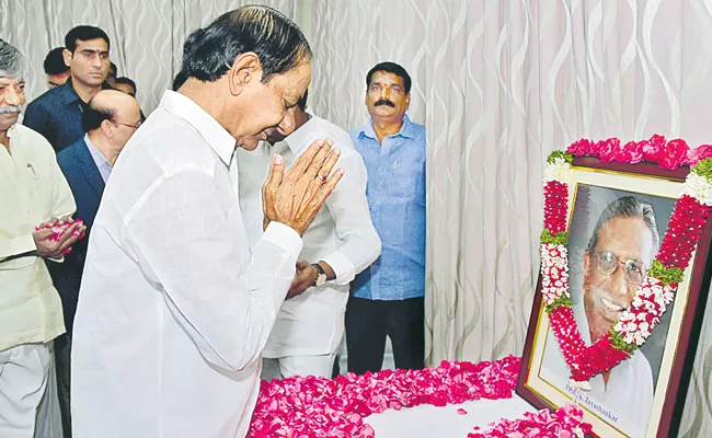 CM KCR pays tribute to Professor Jayashankar - Sakshi