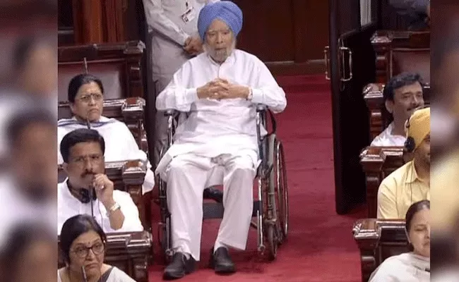 BJP Vs Congress: Manmohan Singh Visits Parliament On Wheelchair - Sakshi