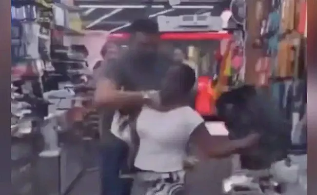 London Shopkeeper Grabs Woman By Throat  - Sakshi