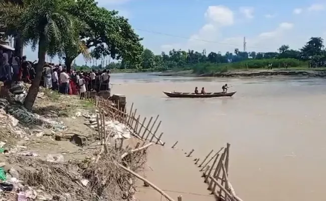 Boat Carrying 30 Children Capsizes In Bihar - Sakshi