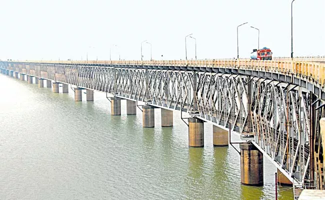 Closure of Godavari Road cum Railway Bridge - Sakshi