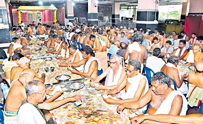 Devotees make record gifts to Durgamma through hundis - Sakshi