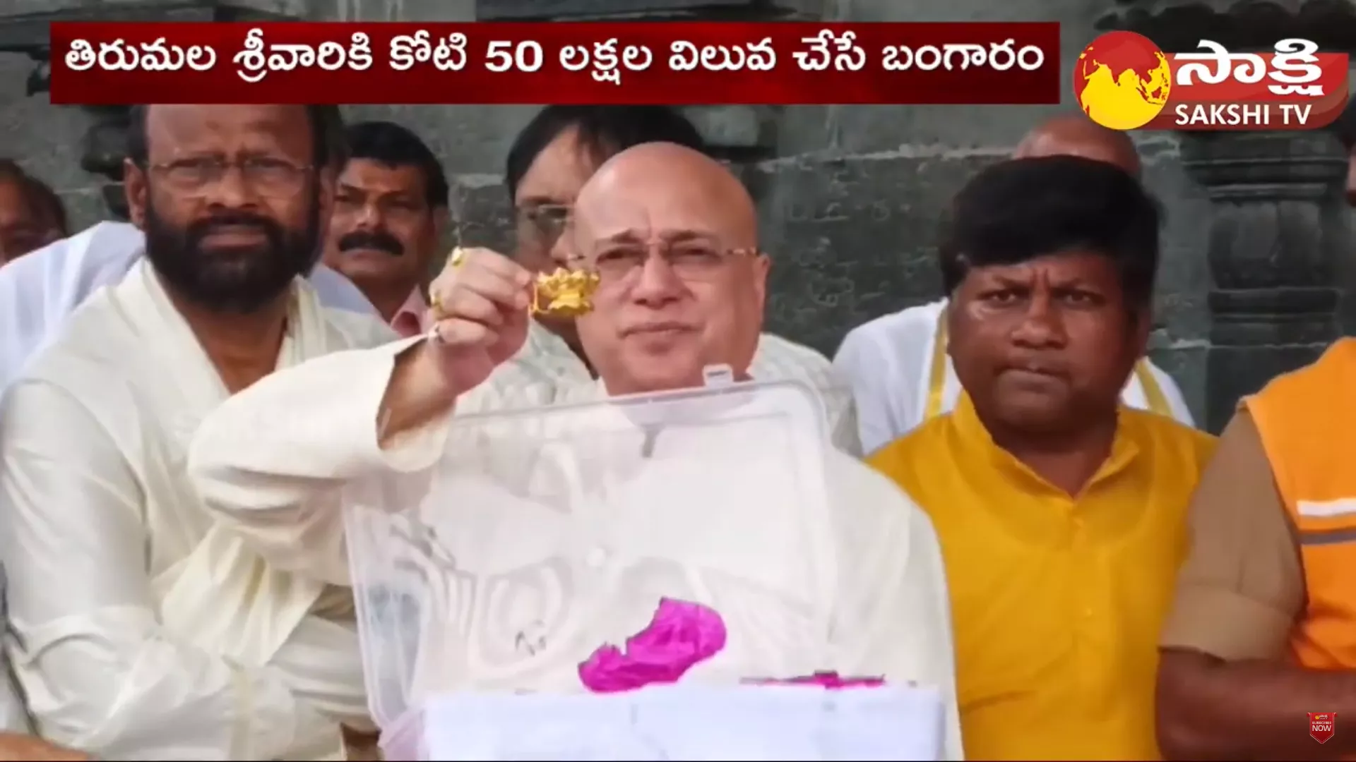 Lalitha Jewellery Owner Kiran Kumar Gifted Gold Flowers to TTD