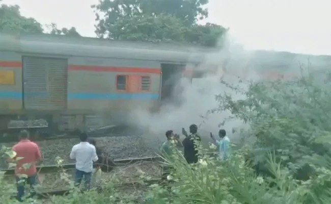 Smoke on East Coast Express Triggers Panic In Passengerswaran - Sakshi