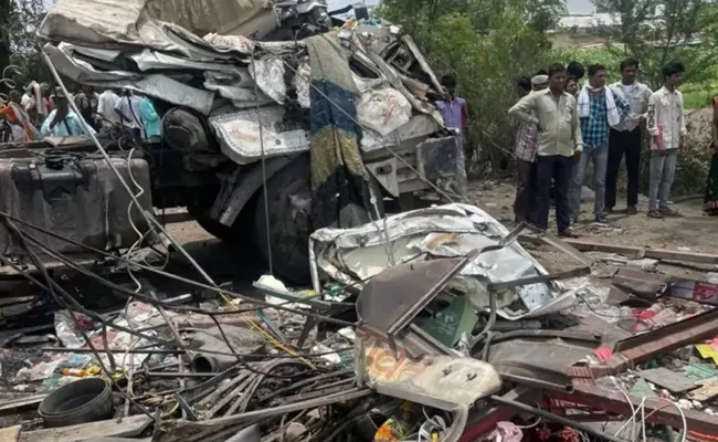 Mini Bus Hits Container In Maharashtra Several Killed - Sakshi