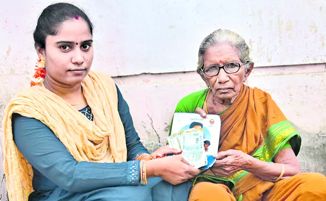 Grandparents get pension even on Sunday: ANDHRA PRADESH - Sakshi