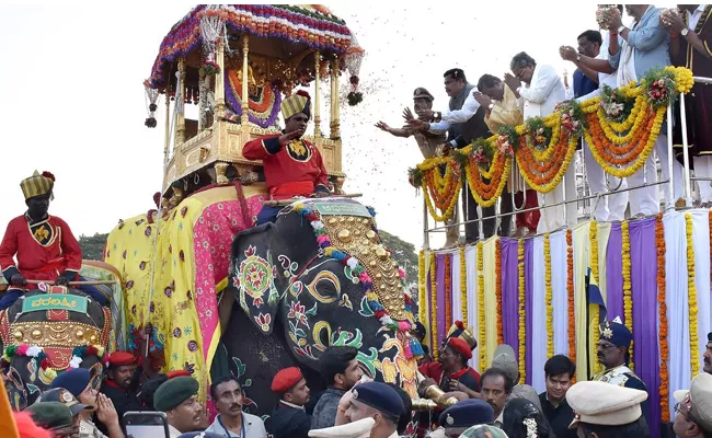 Mysuru Dasara celebrations end in a grand procession - Sakshi