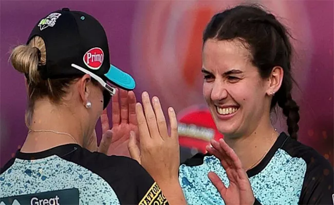 WBBL 2023: Charli Knott Bowls Mysterious Ball To Clean Bowled Sophia Dunkley - Sakshi