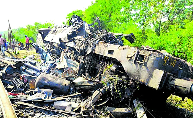 Death toll in India train crash rises to 13 - Sakshi
