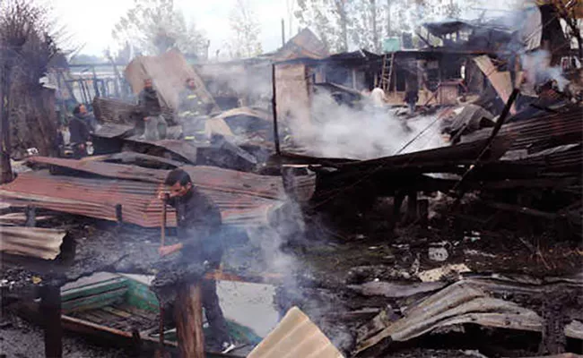 Bangladeshi tourists killed in Dal Lake blaze in Kashmir - Sakshi
