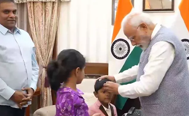 PM Modi Performs Magic Trick To Impress Childrens - Sakshi