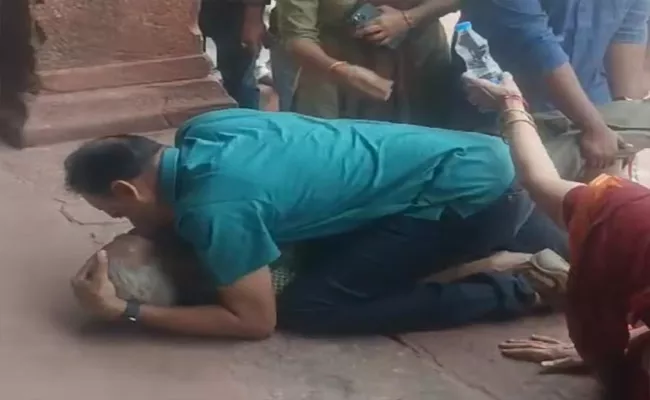Man Saved his Fathers life by Giving CPR at the Taj Mahal - Sakshi