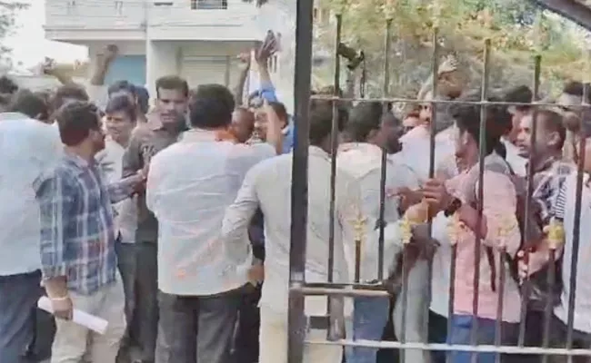 Jupally Krishna Rao Protest At Kollapur Police Station - Sakshi