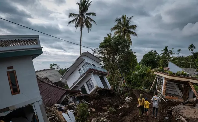 Indonesia earthquake slightly damages houses - Sakshi