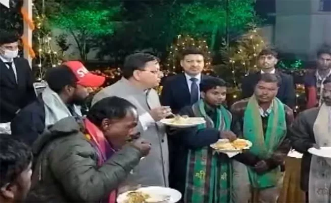 Uttarakhand CM Pushkar Singh Dhami and Workers have Dinner Together - Sakshi