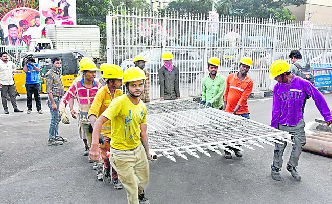 HUGE GATES Removing at Telangana Pragathi Bhavan - Sakshi