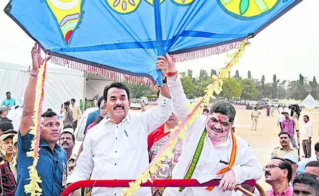 Jupalli Krishna Rao and Ponnam Prabhakar At International Kite Festival - Sakshi