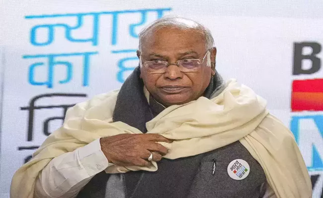 Congress strongly opposes simultaneous elections in India says Mallikarjun Kharge - Sakshi
