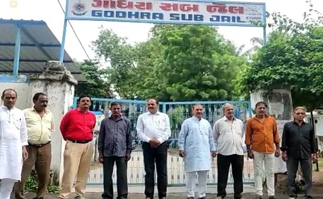 Bilkis Bano case: 11 convicts surrender at Godhra sub-jail - Sakshi