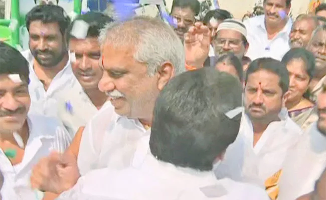 AP Politics: Vijayawada YSRCP Joy Over Vellampalli Malladi Hug - Sakshi