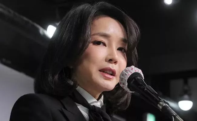 South Korea First Lady Involving Dior Bag Scandal May Impact Polls - Sakshi