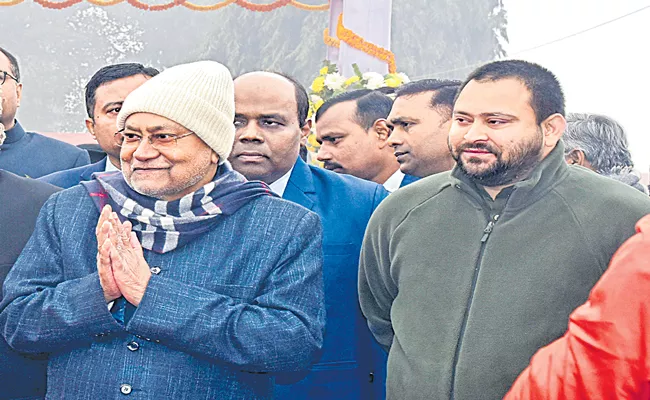 Bihar Politics: Nitish Kumar set to dump RJD, may take oath as Bihar cm with bjp support - Sakshi