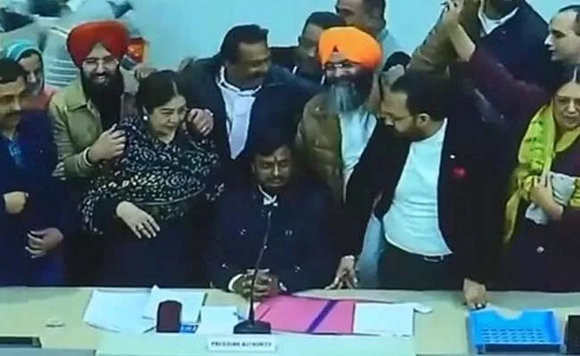 Jolt To India Alliance In Chandigarh mayor election - Sakshi