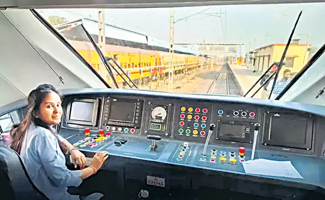 Woman loco-pilot drives Jalna-Mumbai Vande Bharat Express - Sakshi