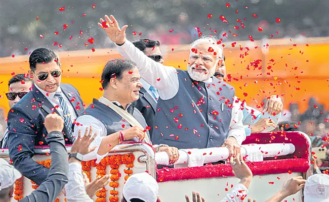 PM Narendra Modi Swipe At Cong In Assam - Sakshi