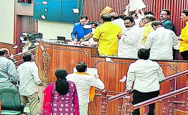 TDP MLAs stops the discussion in Legislative Assembly - Sakshi