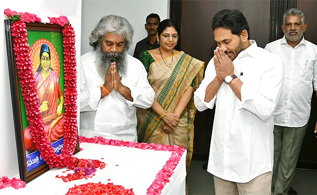 CM YS Jagan Pays Tribute To Writer Atukuri Mollamamba - Sakshi