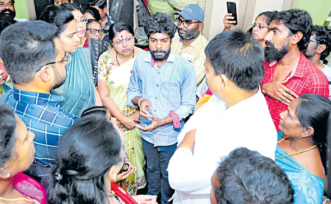 Minister Rajini and YCP leaders visited Gitanjalis family members - Sakshi