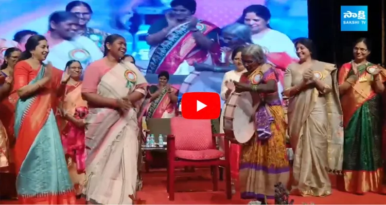 Minister Seethakka Dance With Old Women