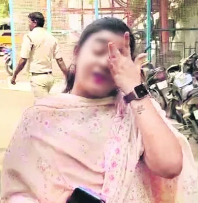 తనకు జరిగిన అన్యాయాన్ని చెబుతూ విలపిస్తున్న బాధితురాలు  - Sakshi