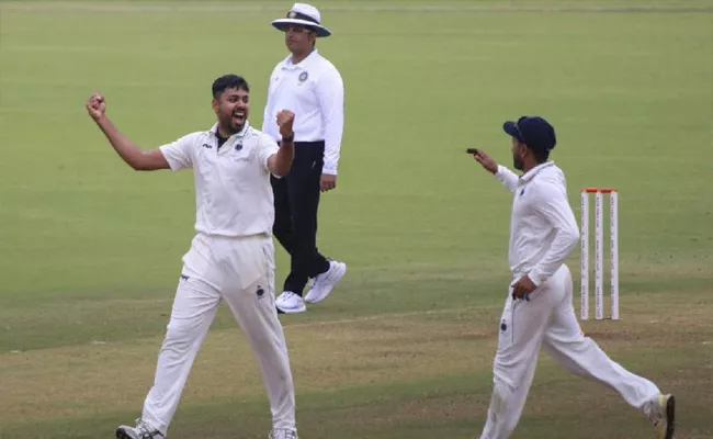Avesh Khans four-wicket haul help MP to bowl out Vidarbha for 170 on Day 1 - Sakshi