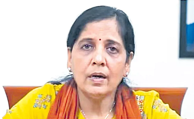 AAP explores options, will Sunita replace her husband as Delhi CM - Sakshi